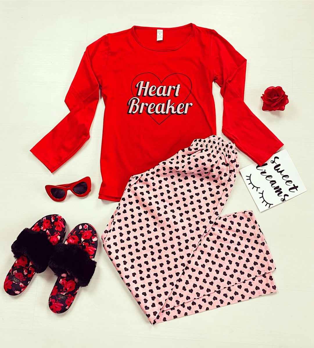 Pijama dama din bumbac ieftina cu pantaloni roz si bluza cu maneca lunga rosie cu imprimeu Heart Breaker